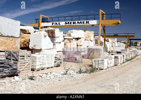 Rohe Marmorplatten aus nahe gelegenen Steinbrüchen wird durch große Kräne in der Nähe von Iscihisar, Türkei für den Versand vorbereitet. Stockfoto