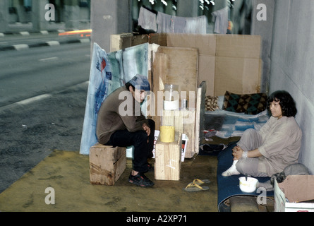 Viele Obdachlose wie dieses paar Leben nur auf der Strasse in ein Karton Haus gebaut unter einer Autobahn-Überführung im Herzen von Sao Paulo, Juli 1991 Stockfoto