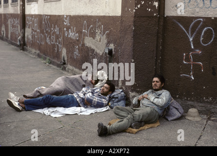 Viele Obdachlose wie dieses Paar schlafen nur auf den Straßen. Sao Paulo, Brasilien Stockfoto