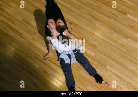 Weibliche zeitgenössischen Tanz Schüler Proben eine Position im Proberaum am Liverpool Institute of Performing Arts Stockfoto