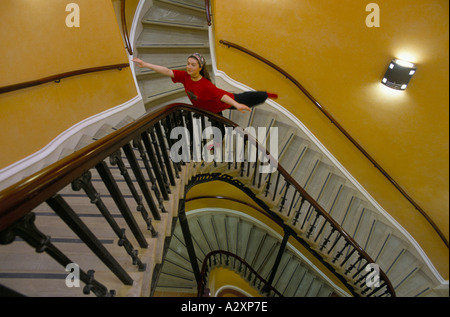 Weiblichen Tanz Student Gleichgewicht auf einem Bein mit ausgestreckten auf der Haupttreppe am Liverpool Institute Of Performing Arts Stockfoto