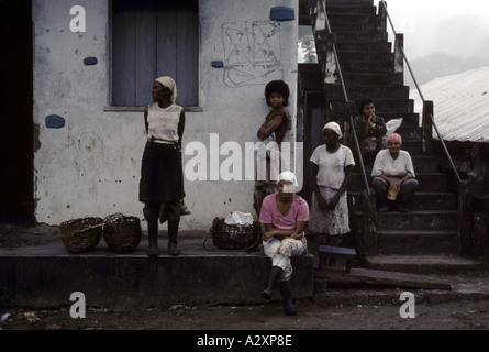 Verschiedene Generationen von Frauen, die Arbeiten an einem Kakao-Plantage, Provinz Bahia, Brasilien, Juli 1991 Stockfoto