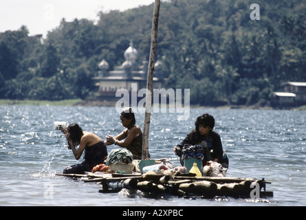 Philippines: Frauen auf kleine hölzerne Floß waschen sich im Wasser des Lake Lanao, Marawi, Mindanao Insel, Februar 1991 Stockfoto