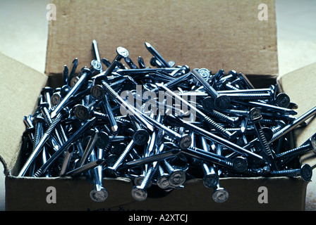 Schachtel mit Holznägeln Stockfoto