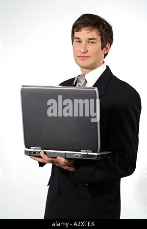 Porträt eines kaukasischen Geschäftsmann hält einen Laptop Stockfoto