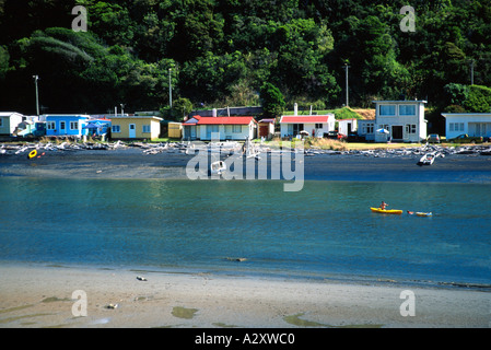 Ferienhäuser Tongaporutu und Tongaporutu Fluss Taranaki Nordinsel Neuseeland Stockfoto