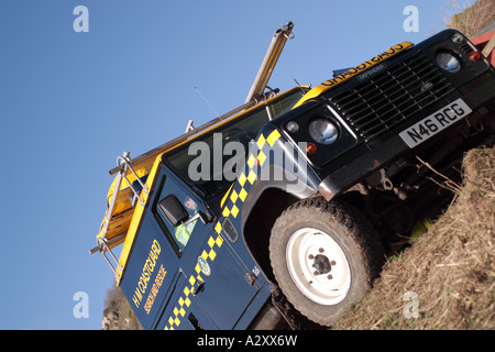 HM Coastguard Land Rover Defender Fahrzeug auf Patrouille am Meer Ufer Britains Stockfoto