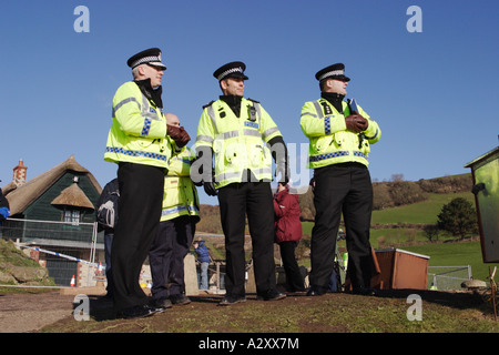 Polizeipräsident Stephen Otter von Devon und Cornwall Constabulary auf links und hochrangige Offiziere bei Branscombe Beach Jan 2007 Stockfoto