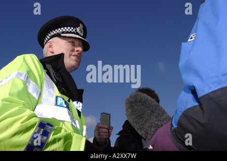 Polizeipräsident Stephen Otter von Devon und Cornwall Constabulary Gesichter die Presse bei Branscombe Strand Devon Januar 2007 Stockfoto