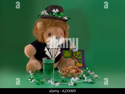 Stofftier Löwe feiern St. Patricks Day Stockfoto