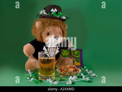 Ausgestopfte Löwen feiern St. Patricks Day Stockfoto