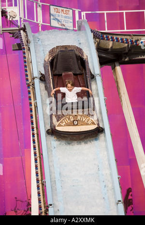 Junge lachend auf der Wildwasserbahn im Vergnügungspark Messegelände fahren Seattle Center Seattle USA Stockfoto