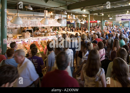 Massen, beobachten die Anzeige auf dem Pike Place Fischmarkt Seattle USA Stockfoto
