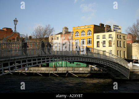 Halfpenny Bridge über den Liffey einmal eine Mautbrücke Dublin North Quays und gewundene Treppe literarisches Café und Buchladen Stockfoto