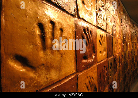 eine Wand aus Handabdrücke in Tonziegel an der Eden Projekt St Austell Cornwall Stockfoto