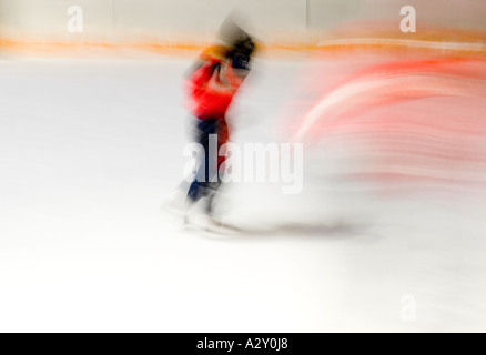 Skater Spaß genießen die Eisbahn vor dem Nationaltheater in Oslo, Norwegen Stockfoto