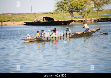 Pirogen auf dem Niger am Hafen von Korioume von der Fähre unterwegs aus Mopti, Timbuktu, Mali, Westafrika Stockfoto