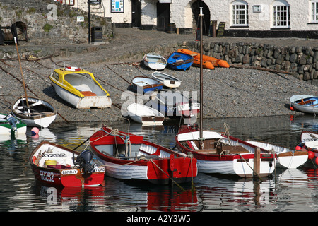 Bunte Boote in Clovelly Hafen an einem sonnigen Morgen in North Devon, Großbritannien. Schöne Postkarte/Kalender Szene Stockfoto