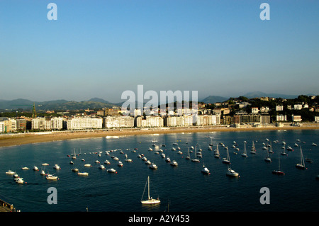 Blick auf die Bucht von Monte Urgull mit der Stadt in der Ferne San Sebastian, Spanien Stockfoto