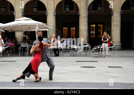 Tango-Tänzer bei der Plaza De La Constitución, San Sebastian, Spanien Stockfoto