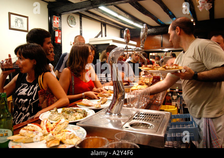 Tapas essen, in einer Bar in San Sebastian, Spanien Stockfoto