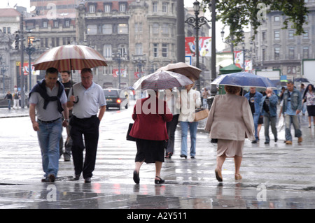 Menschen mit Regenschirmen im Regen Bilbao, Vizcaya, Baskisches Land Spanien Stockfoto