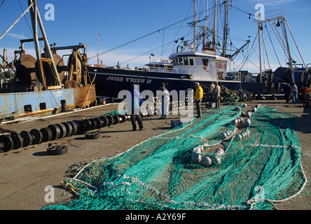 Massachusetts Cape Ann Gloucester Berufsfischerei Boote Fischer reparieren Netze Stockfoto