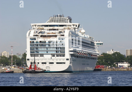 Kreuzfahrtschiff Sapphire Princess günstig im Victoria Harbour Vancouver Island Kanada Stockfoto