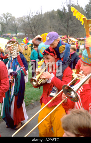 Sohn auf Papas Schultern Alter 45 und 3. Powderhorn Park im Herzen des Tieres kann Tag Festzug Minneapolis Minnesota USA Stockfoto