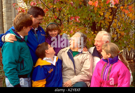 Familie aus drei Generationen Herbst Sonntag Nachmittag zu genießen. Western Springs, Illinois USA Stockfoto