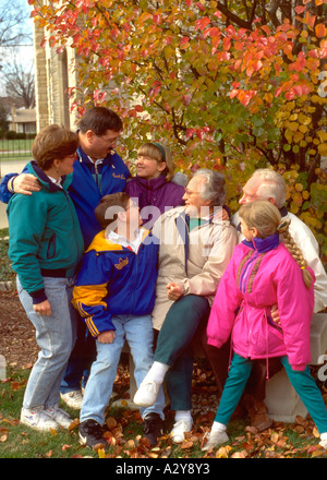 Familie aus drei Generationen genießen Herbstnachmittag. Presbyterianische Kirche von Western Springs Western Springs, Illinois USA Stockfoto