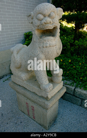 Alte chinesische Drache Wache draußen Tin Hau Tempel aus Stein Stockfoto