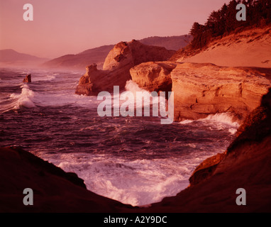 Großen Surf stürzt in die Sandsteinfelsen am Cape Kiwanda an der Central Oregon Küste in der Nähe von Pacific City Stockfoto