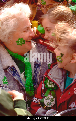 Oma lächelte Enkelinnen St. Patrick Parade Alter 65 und 7. St Paul Minnesota USA Stockfoto