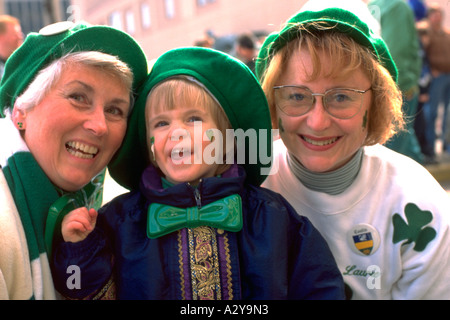 3 Generationen von Frauen am St. Patricks Day parade 60 und 30 und 4. St Paul Minnesota USA Stockfoto