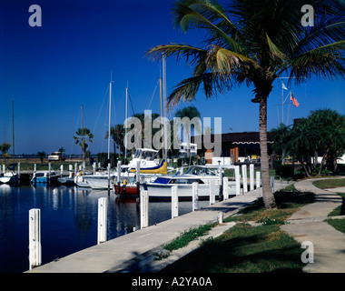Sportboote fahren vor Anker in der Marina am Punta Gorda an der Golfküste von Florida Stockfoto