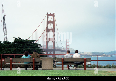 San Francisco Golden Gate-Brücke in der Entfernung Menschen aufgewirbelt nahe auf den Bänken Stockfoto