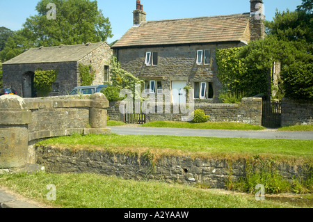 Die Lancashire Dorf Downham Dorf in Ribble Valley, Großbritannien zeigt eine Steinhütte mit steinernen Pfosten windows Stockfoto