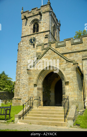 St. Leonards Kirche, Kirche 13. Jahrhundert gezahnten, Downham, Lancashire, UK mit einem Norman-Glockenturm Stockfoto