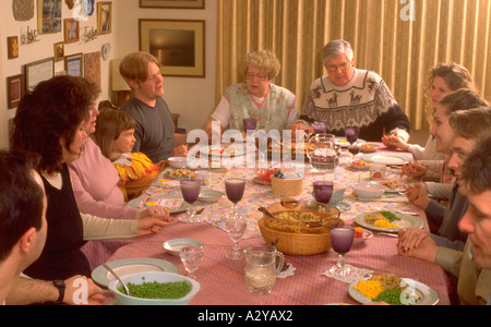 Familie sagen Gnade vor Ostern Abendessen Alter 62 bis 6. Western Springs, Illinois USA Stockfoto