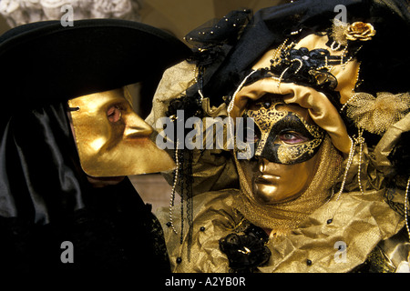 Schwarz / goldene paar Teilnehmerzahl Carnevale in Venedig, Italien Stockfoto