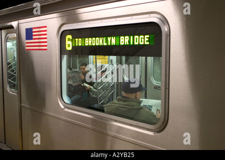 Brooklyn Bridge kommt gebundene u-Bahn am Grand Central Station in New York mit Passagieren, die Zeitung zu lesen Stockfoto