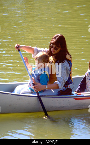 Mutter und Sohn paddeln Kanu Loring Park Teich Alter 26 und 5. Ben &amp; Jerry's One World One Heart Festival Minneapolis Minnesota USA Stockfoto