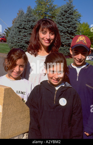 Mutter Alter 32 mit ihren drei Kindern Alter 10 bis 7 Stadt zu Fuß. Austausch Wohltätigkeitsorganisationen Youth Festival Minneapolis Minnesota USA Stockfoto