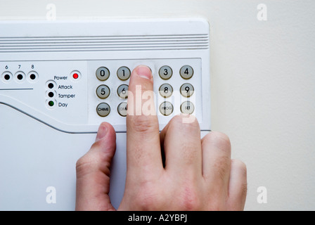 Close Up von Hand Einstellung Einbrecher Alarm Stockfoto