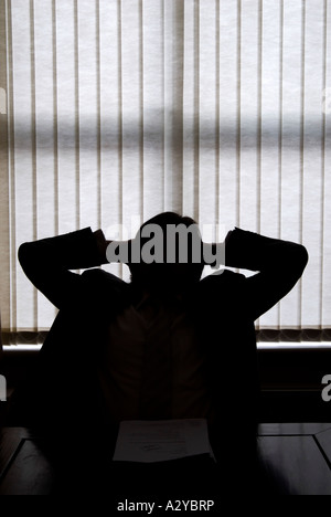 Business Mann sitzt in seinem Büro Hände hinter dem Kopf Stockfoto