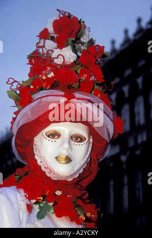 Towerng Headress mit roten Blüten auf ein Kostüm für Karneval in Venedig, Italien Stockfoto