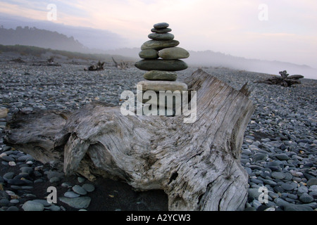 Ausgewogene Felsen auf Treibholz am Gillespies Beach, Westküste von Neuseelands Südinsel, in der Nähe von Fox Glacier Stockfoto