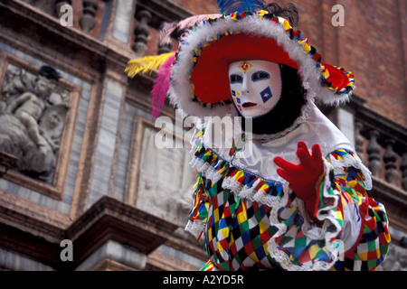 Bunte Harlekin unterhält am Karneval in Venedig, Italien Stockfoto