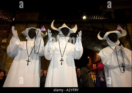 drei Männer gekleidet als geisterhafte Nonnen mit schwarzen Gesichtern und Rosenkranz und Kreuze betete Halloween Derry Irland Stockfoto